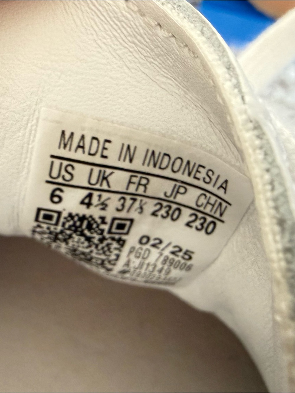 Adidas Sambae Sneakers/ White with Black Stripes and Gum Sole/Wms Sz 6 - Picture 6 of 11